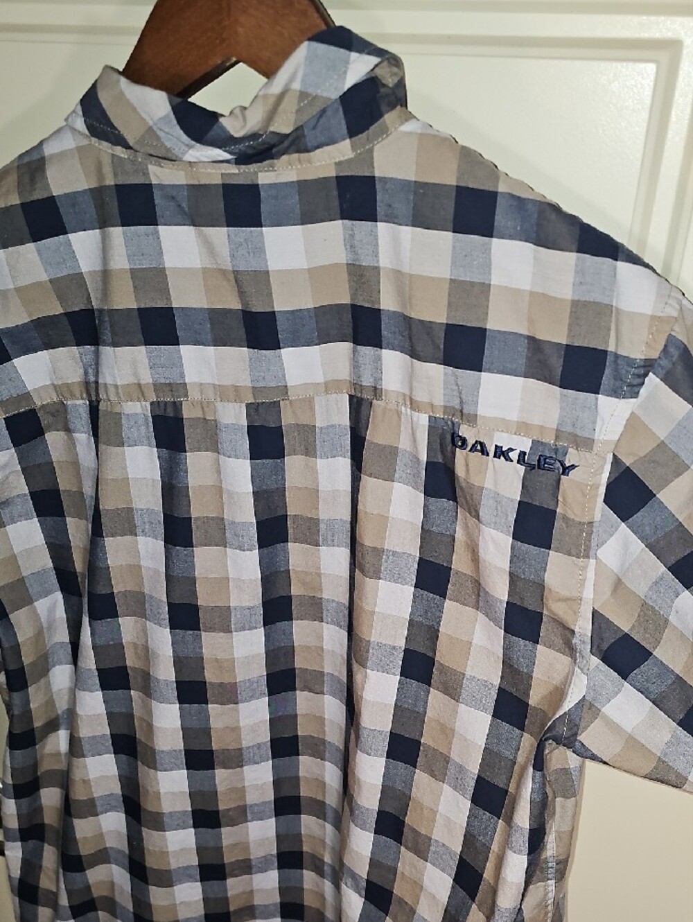 Oakley Men’s Short Sleeve Plaid Button-Down Shirt in Navy, Tan & White - Picture 6 of 8